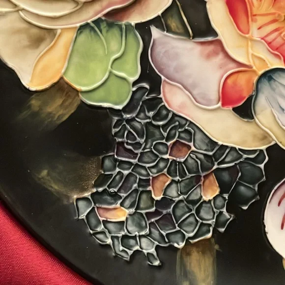 Beautiful & unique flower plate by Benaya by Innovative Ng ‘06. Gorgeous color❤️ - Picture 8 of 10